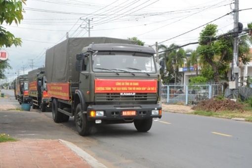 Bộ Chỉ huy Quân sự tỉnh An Giang hỗ trợ Công an tỉnh vận chuyển hơn 200 tấn gạo
