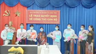 Ban Thường vụ Huyện ủy Châu Phú trao quyết định điều động, bổ nhiệm 6 cán bộ