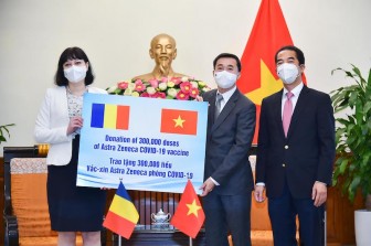 Việt Nam tiếp nhận 300 nghìn liều vaccine ngừa COVID-19 do Romania tặng