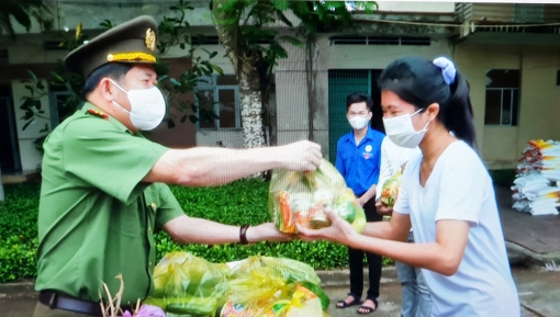 Tiếp tục tặng quà cho sinh viên Lào, Campuchia và người dân tộc đang học tại Trường Đại học An Giang