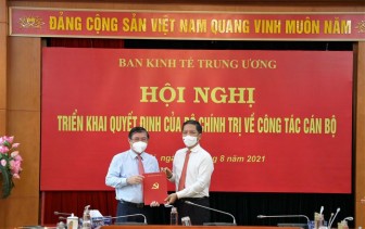 Trao quyết định ông Nguyễn Thành Phong làm Phó Ban Kinh tế Trung ương