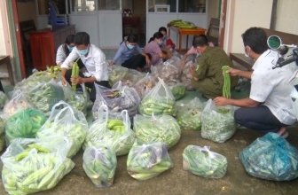 Xã Núi Tô tặng 4 tấn rau, củ, quả cho các hộ Khmer mùa dịch