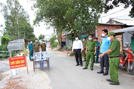 Lãnh đạo huyện Chợ Mới kiểm tra, thăm, tặng quà các chốt trực đường thủy kiểm soát phòng, chống dịch COVID-19