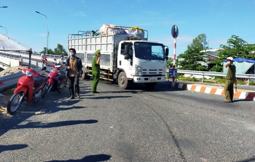 Từ ngày 27-8, huyện Phú Tân chỉ cho phép phương tiện vận chuyển hàng hóa có thẻ nhận diện “luồng xanh” vào địa bàn