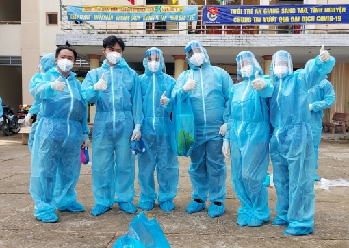 Ra quân tình nguyện hỗ trợ lấy mẫu test nhanh trong cộng đồng tại xã Bình Thạnh
