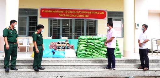 Chuyến xe “Ấm tình hậu phương” tặng 100 suất quà người dân khó khăn Thoại Sơn