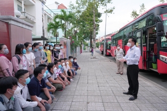 Hơn 100 y, bác sĩ hỗ trợ huyện An Phú lấy mẫu test nhanh kháng nguyên trong cộng đồng
