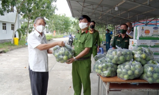Tặng nhu yếu phẩm khu cách ly tập trung tại huyện Tri Tôn