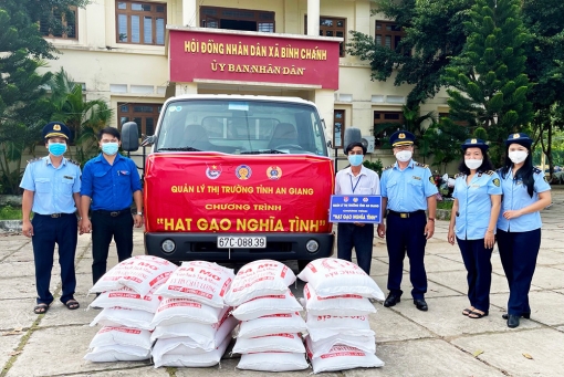 Cục Quản lý thị trường An Giang hỗ trợ người dân gặp khó khăn bị ảnh hưởng dịch bệnh COVID-19