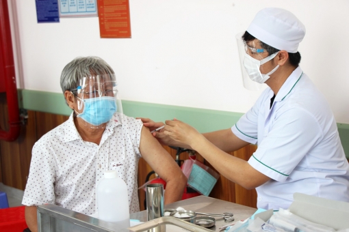 Năm 2021, tối thiểu 50% người từ 18 tuổi trở lên ở An Giang được tiêm vaccine phòng COVID-19