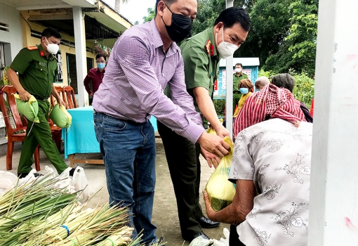 Tặng 200 phần quà thiết yếu cho người dân Khmer xã An Cư