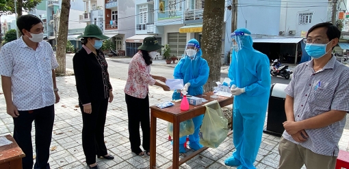 Bí thư Thành ủy, Chủ tịch UBND TP. Long Xuyên Đặng Thị Hoa Rây thăm, động viên lực lượng làm nhiệm vụ phòng,  chống dịch COVID-19