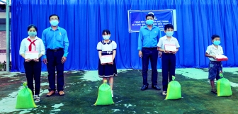 Liên đoàn Lao động huyện Tịnh Biên trao quà "Tiếp bước đến trường" cho các em học sinh