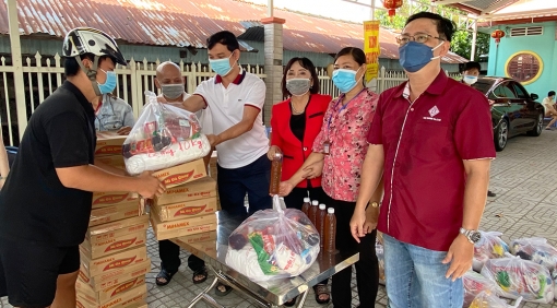 Tặng 100 phần quà hỗ trợ thợ kim hoàn ở TP. Long Xuyên gặp khó khăn