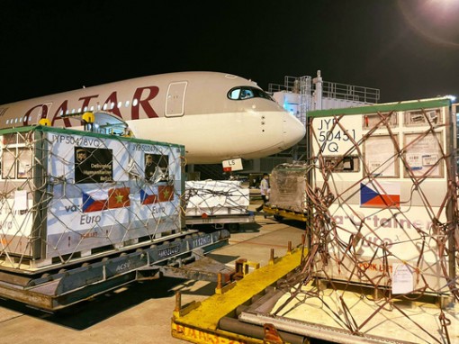 Việt Nam nhận thêm 250.800 liều vắc-xin Astra Zeneca và Moderna từ Séc