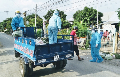 Hỗ trợ cho người dân trong khu vực phong tỏa xã Hòa Lạc