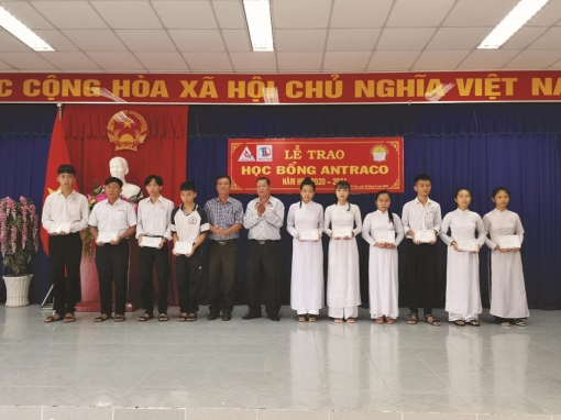 Tiếp bước đến trường cho học sinh, sinh viên nghèo vùng núi Tri Tôn