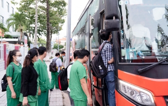 An Giang: Gần 100 y, bác sĩ hỗ trợ huyện Châu Thành lấy mẫu test nhanh kháng nguyên trong cộng đồng