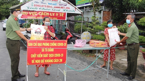 Công an An Giang hỗ trợ người dân vùng dịch tỉnh Bình Dương