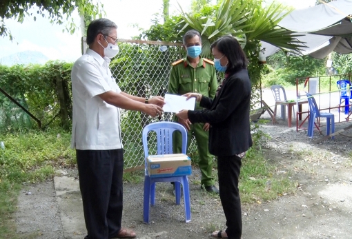 Bí thư Huyện ủy, Chủ tịch UBND huyện Tri Tôn động viên lực lượng trực chốt