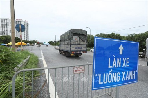'Thẻ bài luồng xanh' và nguy cơ lây lan dịch COVID-19