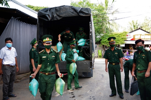 Bộ đội Biên phòng An Giang hỗ trợ 1,1 tỷ đồng cho người nghèo bị ảnh hưởng bởi dịch COVID-19