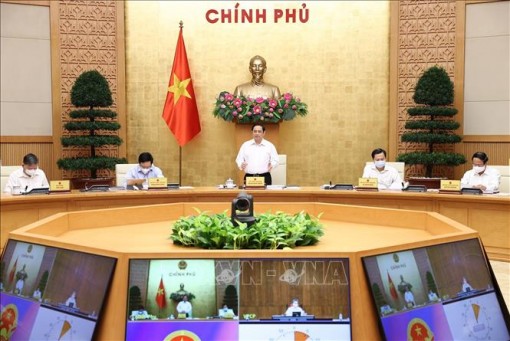 Thủ tướng: Nghiên cứu kỹ, khoa học để thích ứng an toàn với dịch COVID-19