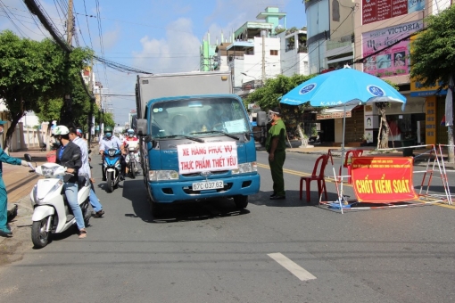 An Giang tạo điều kiện thuận lợi cho phương tiện vận tải hàng hóa lưu thông qua chốt kiểm soát dịch