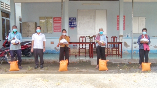 Thêm 300 phần quà cho các hộ khó khăn huyện Tri Tôn