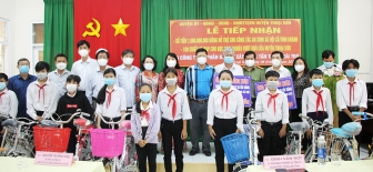 Hơn 1,3 tỷ đồng cho học sinh nghèo vượt khó và công tác an sinh xã hội huyện Tịnh Biên và Thoại Sơn