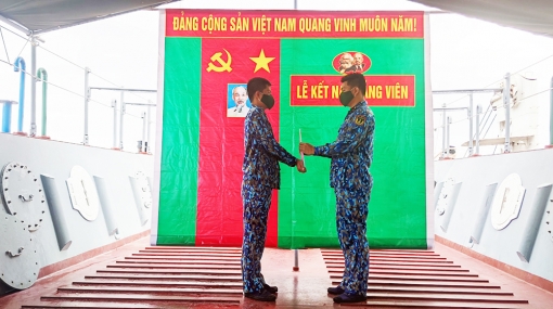 Kết nạp Đảng nơi tuyến đầu chống dịch