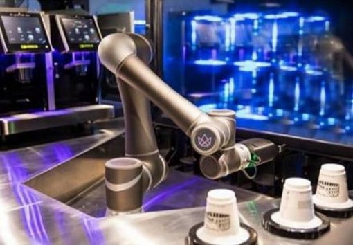 Nhật Bản thử nghiệm hệ thống robot phục vụ càphê tại ga tàu điện