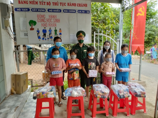 Đồn Biên phòng Phú Hữu tặng quà cho học sinh nghèo học giỏi