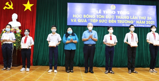 Liên đoàn Lao động tỉnh An Giang trao học bổng Tôn Đức Thắng lần thứ 26 và quà “Tiếp sức đến trường”