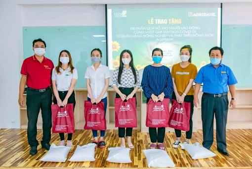 Agribank chi nhánh An Giang trao 200 phần quà và nhu yếu phẩm hỗ trợ cho người lao động gặp khó khăn