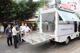 Công ty Cổ phần Ôtô Trường Hải trao tặng 2 xe tiêm chủng vaccine lưu động cho Trung tâm Kiểm soát bệnh tật An Giang