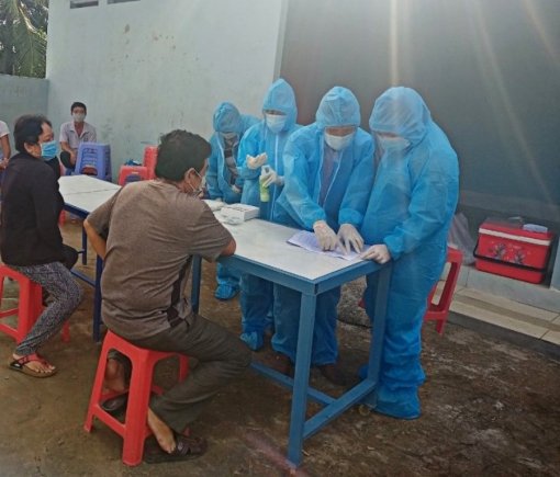 Châu Phú tiếp tục tổ chức lấy mẫu xét nghiệm sàng lọc COVID-19 diện rộng để áp dụng các biện pháp giãn cách xã hội phù hợp