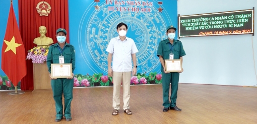UBND huyện Chợ Mới tuyên dương, khen thưởng 2 dân quân cứu người