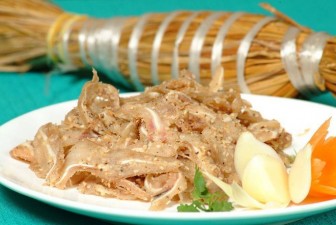 Món ăn "rẻ bèo" gốc miền Trung được cải biến "làm mưa làm gió" ở Sài Gòn