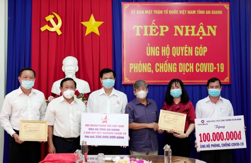 Tiếp nhận 1.500 Kit xét nghiệm COVID-19 và 100 triệu đồng ủng hộ Quỹ Phòng, chống dịch COVID-19 tỉnh An Giang