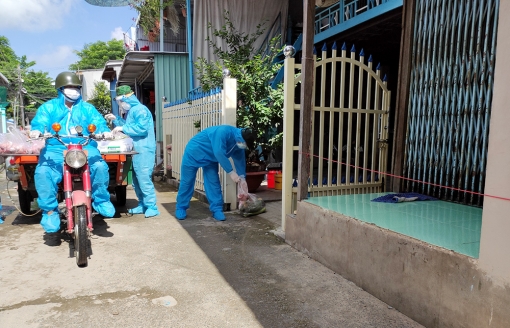 Trạm kiểm soát Cửa khẩu Khánh Bình tổ chức chuyến xe “Chia sẻ yêu thương” đến người dân khu vực phong tỏa