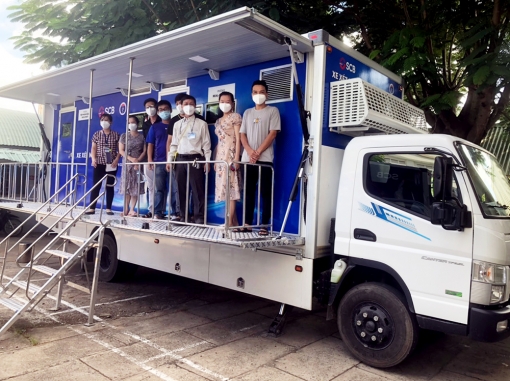 Bộ Y tế hỗ trợ An Giang 2 xe xét nghiệm lưu động phục vụ công tác phòng, chống dịch COVID-19