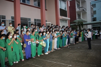 Trên 200 y bác sĩ tỉnh An Giang ra quân chi viện thực hiện chiến dịch xét nghiệm SARS-CoV-2 cho toàn dân huyện Phú Tân