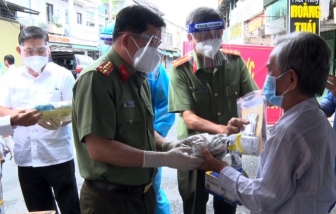 Công an tỉnh An Giang đến thăm và trao quà cho người dân huyện Phú Tân