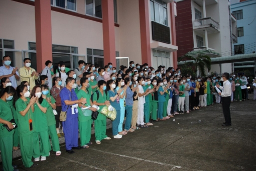 Trên 200 y bác sĩ tỉnh An Giang ra quân chi viện thực hiện chiến dịch xét nghiệm SARS-CoV-2 cho toàn dân huyện Phú Tân