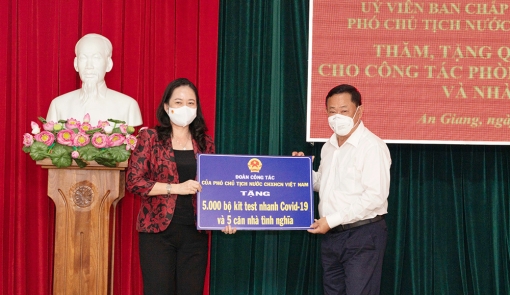 Phó Chủ tịch nước Võ Thị Ánh Xuân thăm, tặng quà và thiết bị y tế cho tỉnh An Giang phòng, chống dịch COVID-19