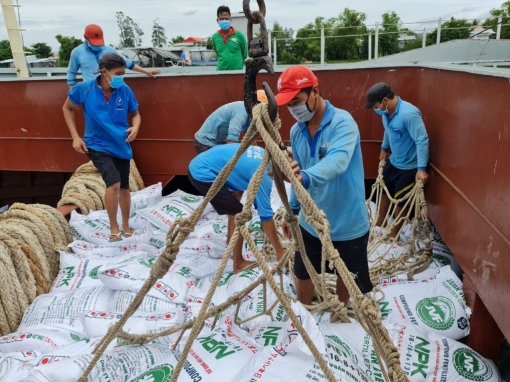 Bộ Tư lệnh Vùng 2 Hải quân đưa tàu hỗ trợ chở hàng đến An Giang