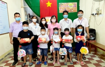 Tặng quà Trung thu trẻ em nghèo, khó khăn và hoàn cảnh đặc biệt ở TP. Long Xuyên