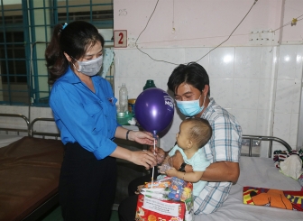 Bệnh viện Sản-Nhi An Giang tặng 170 phần quà Trung thu cho bệnh nhân nhi đang điều trị nội trú