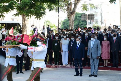 Chủ tịch nước đặt vòng hoa tại Tượng đài Chủ tịch Hồ Chí Minh ở Thủ đô La Habana